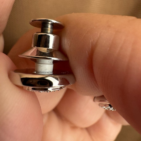 Swarovski Lion Head pins - Picture 4 of 4